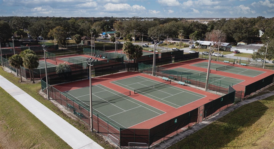 Photo of the tennis courts and pickleball courts at Oak Street 